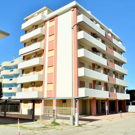 Apartmán Three-bedroom Very Close To The