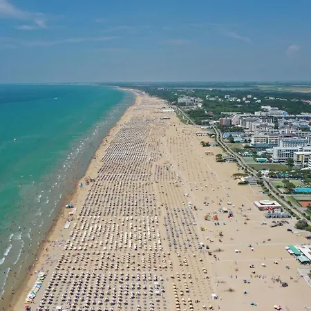 Three-bedroom Very Close To The Bibione